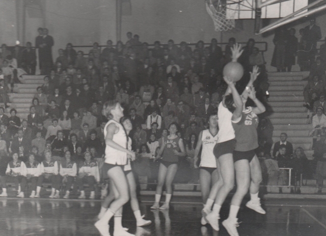 Licia Toriser in azione sotto canestro con la maglia della Standa Milano